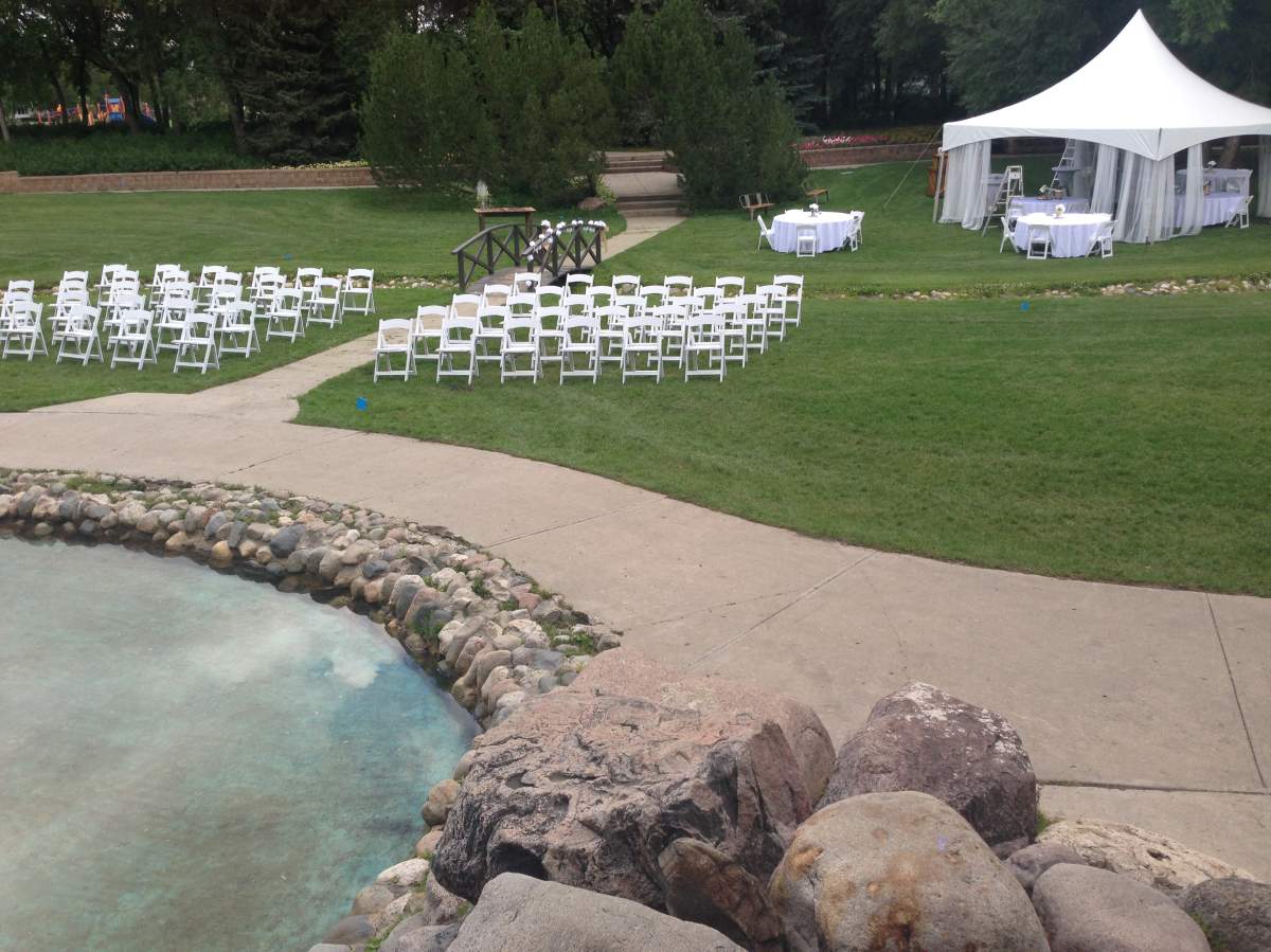 Farrah Aviva and Robin Dunne are getting married at Kiwanis Park in Regina.