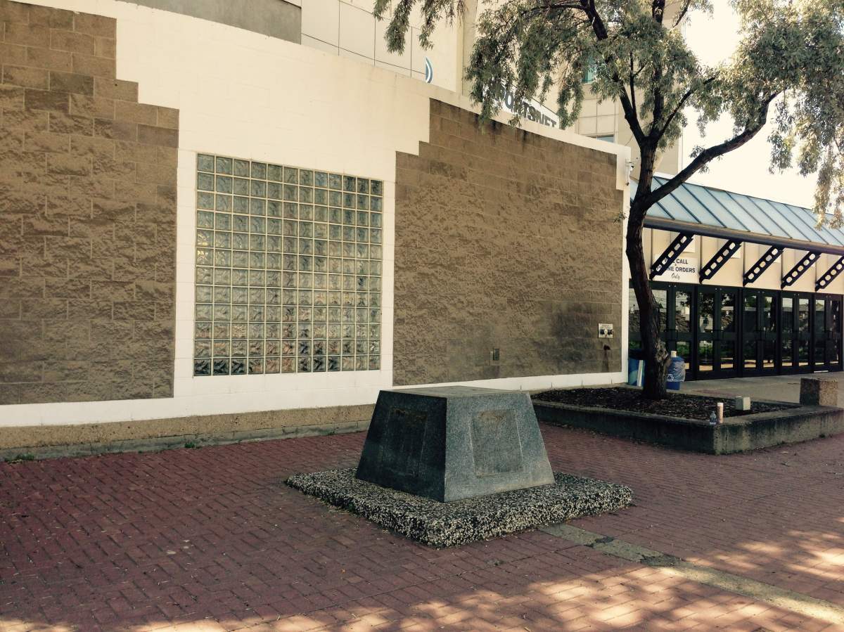 The Wayne Gretzky statue has been moved from Rexall Place, Aug. 4, 2016.