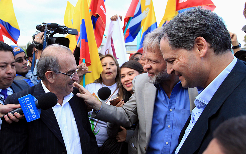 The Colombian government delegation head negotiator Humberto de la Calle (2-L), and High Commissioner for Peace Sergio Jaramillo (R), are received by former mayor of Bogota Antanas Mockus (2-R) upon their arrival in Bogota, Colombia, 26 August 2016.  