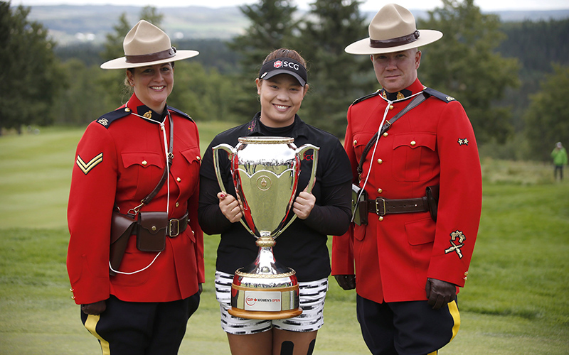 Ariya Jutanugarn, from Thailand, holds the trophy after winning the LPGA Canadian Open in Priddis, Alta., Sunday, Aug. 28, 2016. 