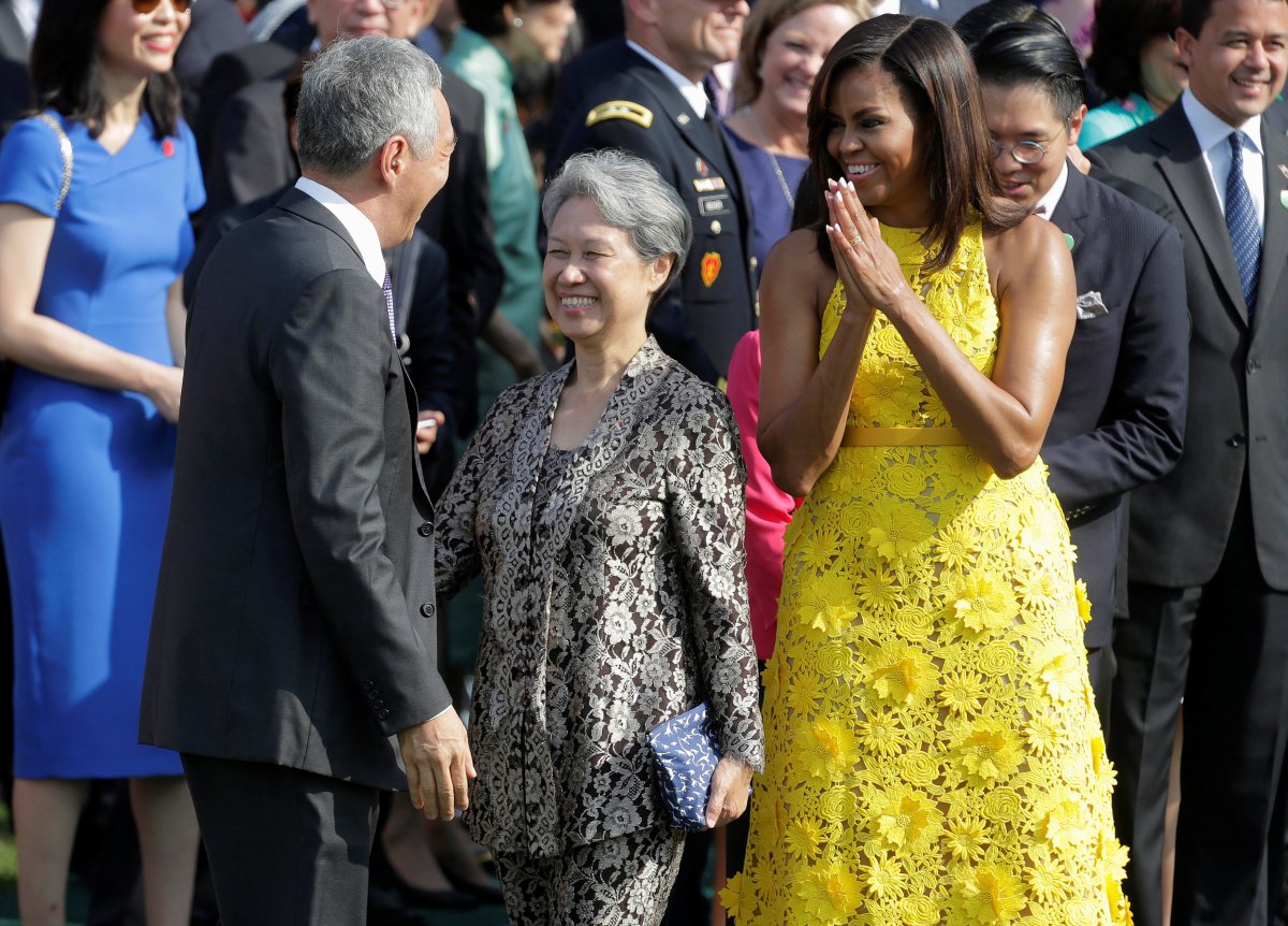 Ho Ching, wife of Singapore's Prime Minister Lee Hsien Loong, carries a $14 dollar dinosaur purse when walking with U.S. first lady Michelle Obama on August 2, 2016.      