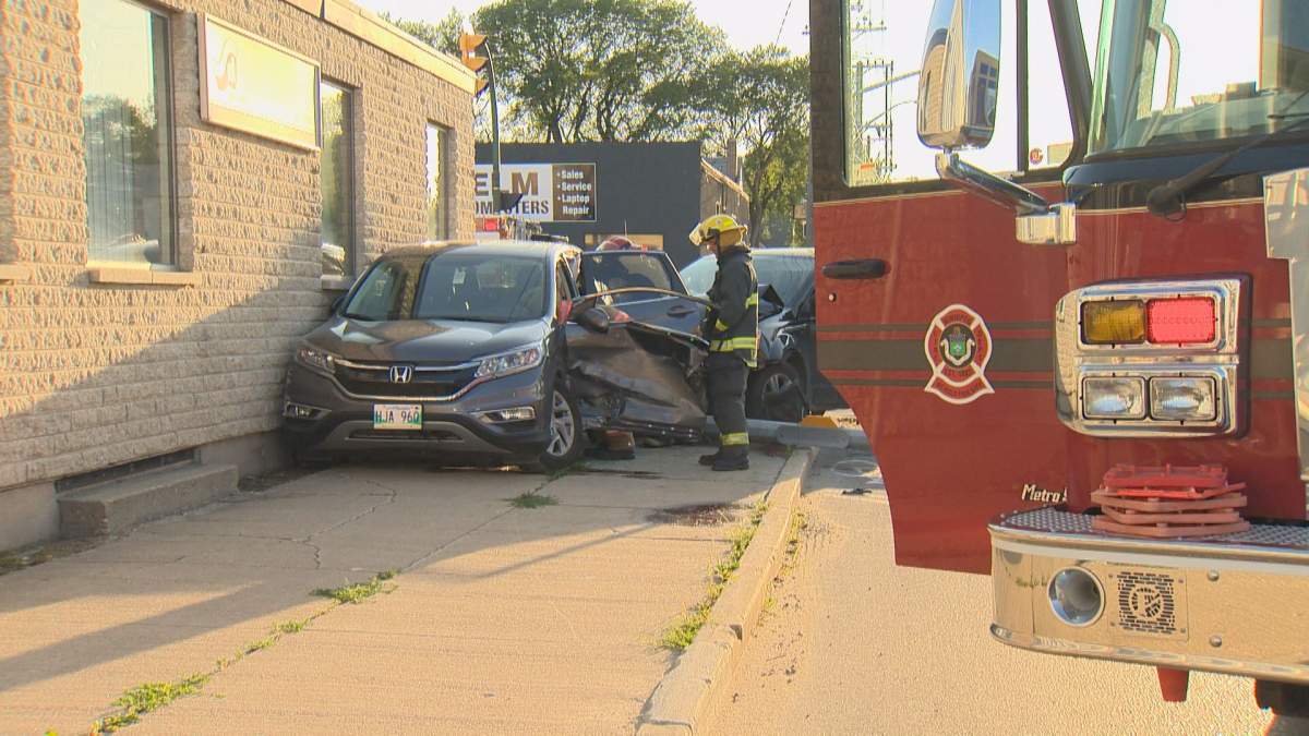 2 car crash knocks out traffic light in Winnipeg’s West End - image