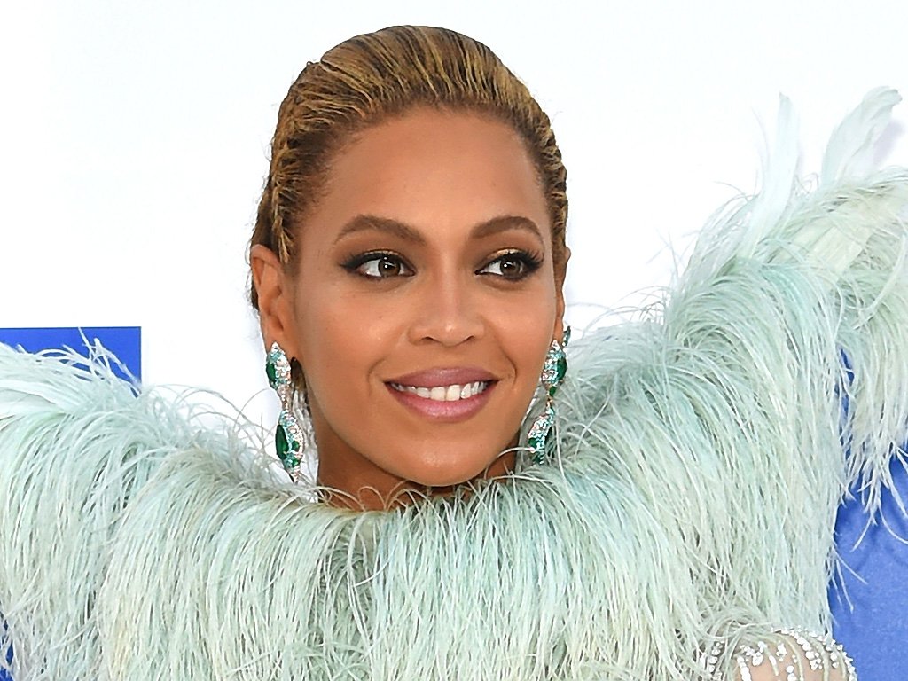 Beyoncé dominates VMAs with political gestures and 16min. performance