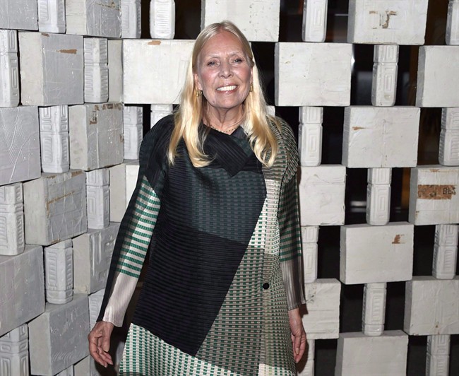 Joni Mitchell makes rare appearance in Los Angeles - image