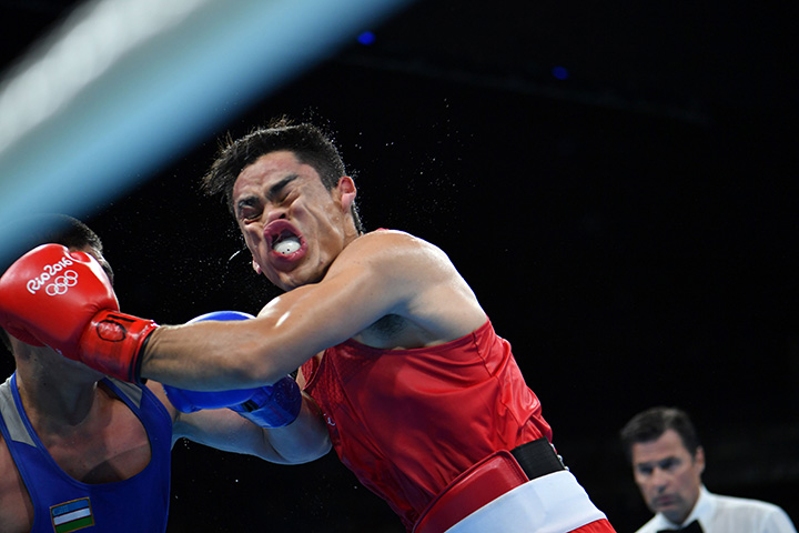 Mexico’s Misael Uziel Rodriguez (red) fights Uzbekistan’s Bektemir Melikuziev during the men’s middle 75kg semi-final 2 match at the Rio 2016 Olympic Games on August 18, 2016.