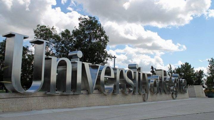 Възрастните хора използващи Центъра за учене през целия живот LLC