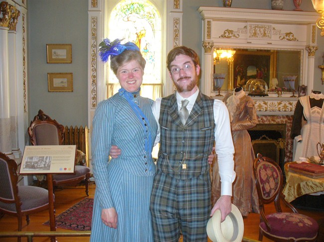 Victorian-dressed couple kicked out of Victoria’s Butchart Gardens - image