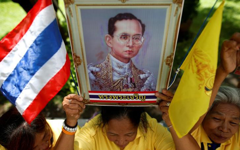 A well-wisher holds a picture of Thailand's King Bhumibol Adulyadej at the Siriraj hospital where he is residing, in Bangkok, Thailand, June 9, 2016. 
