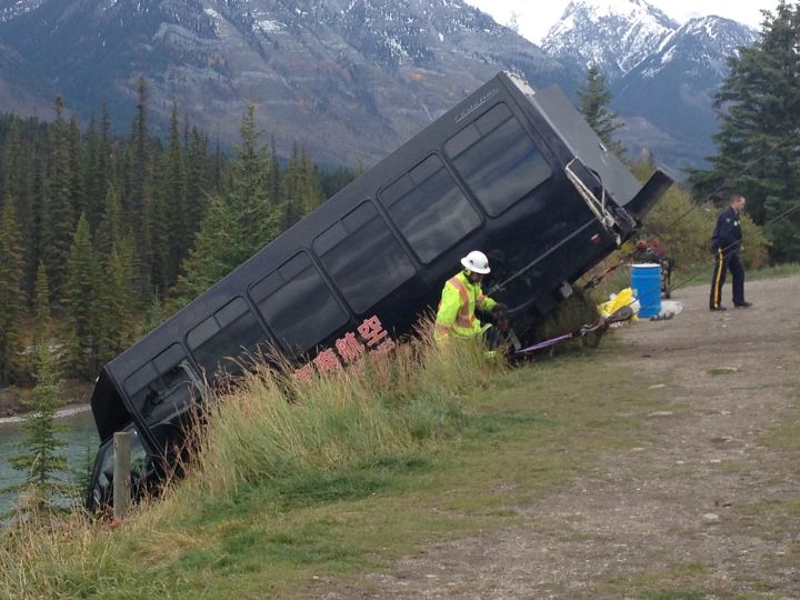 Alberta tour bus hits 2 Ontario tourists; 1 dead, 1 seriously injured - image