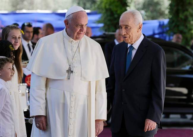 FILE – In this May 26, 2014, file photo, Pope Francis and Israeli President Shimon Peres, right, meet in Jerusalem. Shimon Peres, a former Israeli president and prime minister, whose life story mirrored that of the Jewish state and who was celebrated around the world as a Nobel prize-winning visionary who pushed his country toward peace, has died, the Israeli news website YNet reported early Wednesday, Sept. 28, 2016. He was 93.