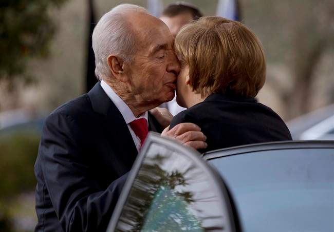 FILE – In this Feb. 25, 2014, file photo, Israel\’s President Shimon Peres kisses German Chancellor Angela Merkel, right, as she arrives to receive the Presidential Medal ceremony at the President\’s residence in Jerusalem. Shimon Peres, a former Israeli president and prime minister, whose life story mirrored that of the Jewish state and who was celebrated around the world as a Nobel prize-winning visionary who pushed his country toward peace, has died, the Israeli news website YNet reported early Wednesday, Sept. 28, 2016. He was 93.