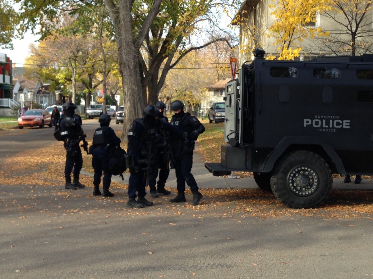 EPS tactical team surrounds central Edmonton home after stabbing