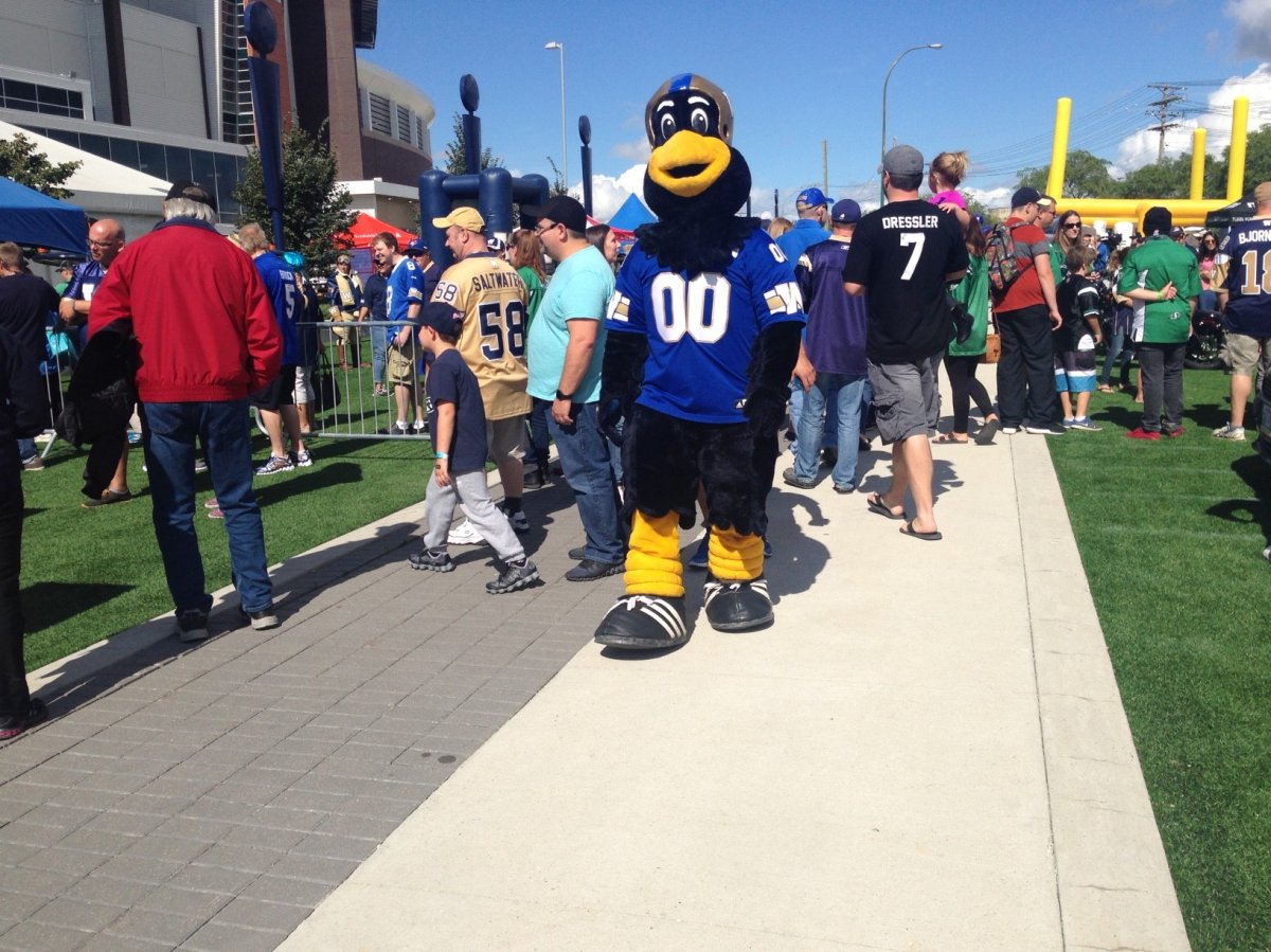 The Banjo Bowl: Winnipeg Blue Bomber and Saskatchewan Roughrider fans ...