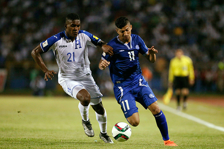 Honduras' Brayan Beckeles, left, and El Salvador's Nelson Bonilla vie for the ball during a 2018 Russia World Cup qualifying soccer match in San Pedro Sula, Honduras, Tuesday, March 29, 2016. 