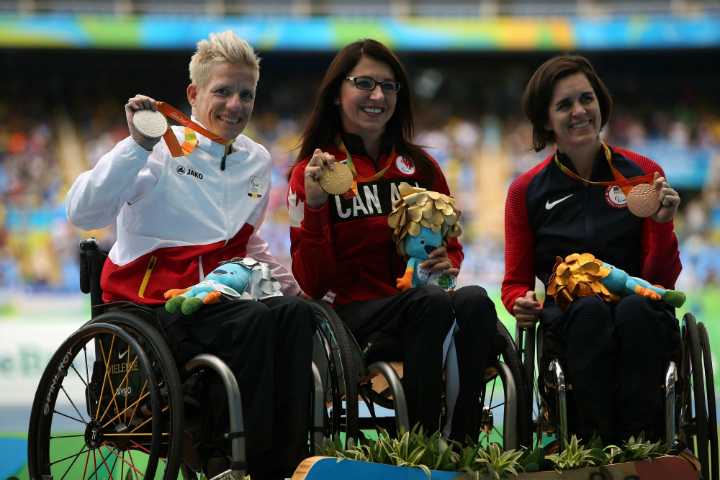 (L-R) Belgian Marieke Vervoort, bronze medal, Canadian Michelle Stilwell, gold medal, and US Kerry Morgan, silver medal, pose at the podium after the Women's 400m T51/52 during the Rio 2016 Paralympics Games at the Olympic Stadium in Rio de Janeiro, Brazil, 10 September 2016.