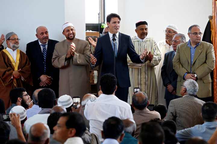 Canada's Prime Minister Justin Trudeau speaks at a mosque to mark the Muslim holiday of Eid al-Adha in Ottawa, Ontario, Canada September 12, 2016. REUTERS/Chris Wattie.