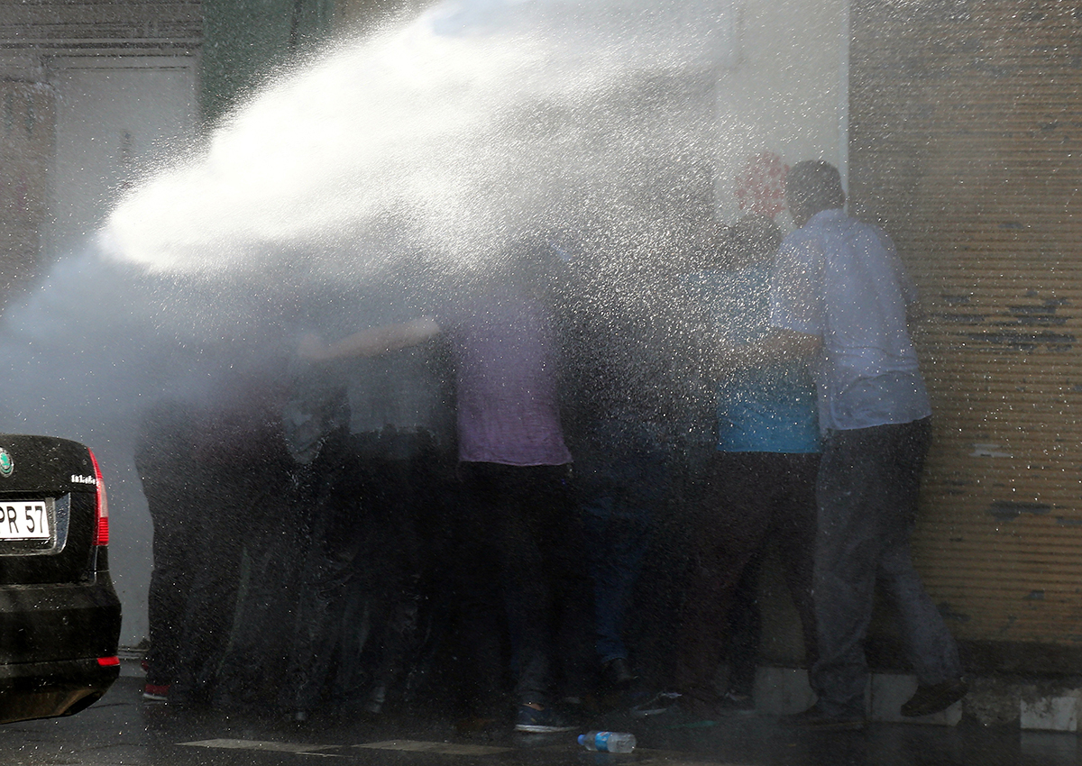 Turkish riot police use water cannon to disperse Kurdish demonstrators protesting against the removal of the local mayor from office over suspected links with Kurdish militants, in Diyarbakir, Turkey, September 11, 2016. 