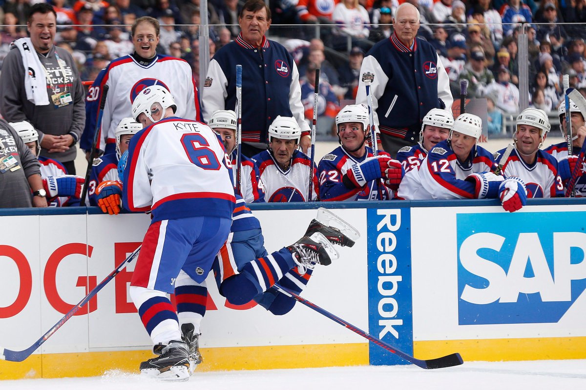 Teemu Selanne's late penalty shot lifts Jets in Heritage Classic