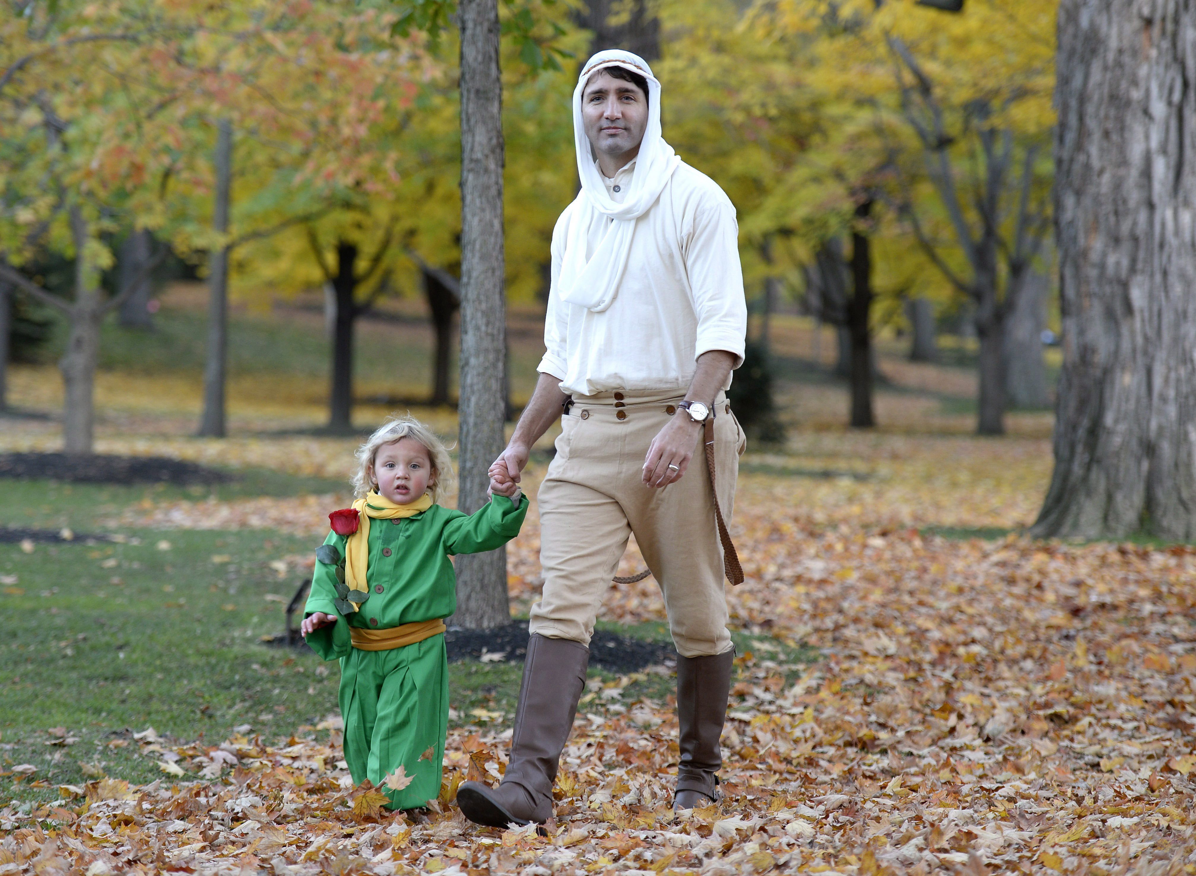 IN PHOTOS Justin Trudeau And Son Go Trick Or Treating As The Little   13406395 