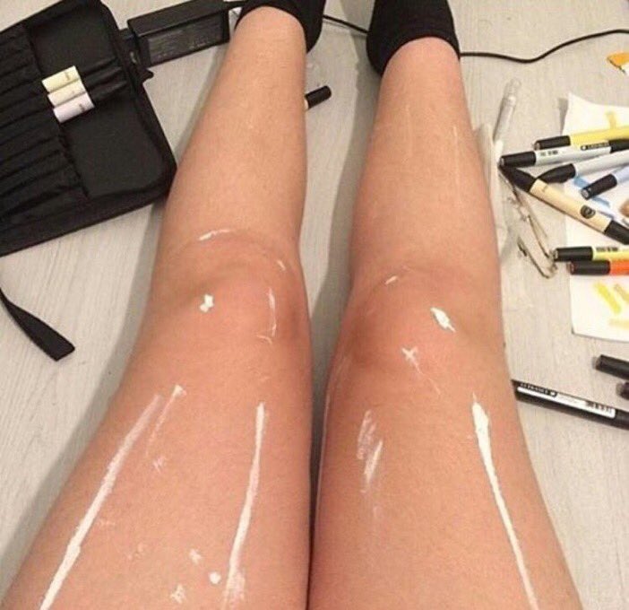 Shiny legs or legs with white paint This picture is dividing the