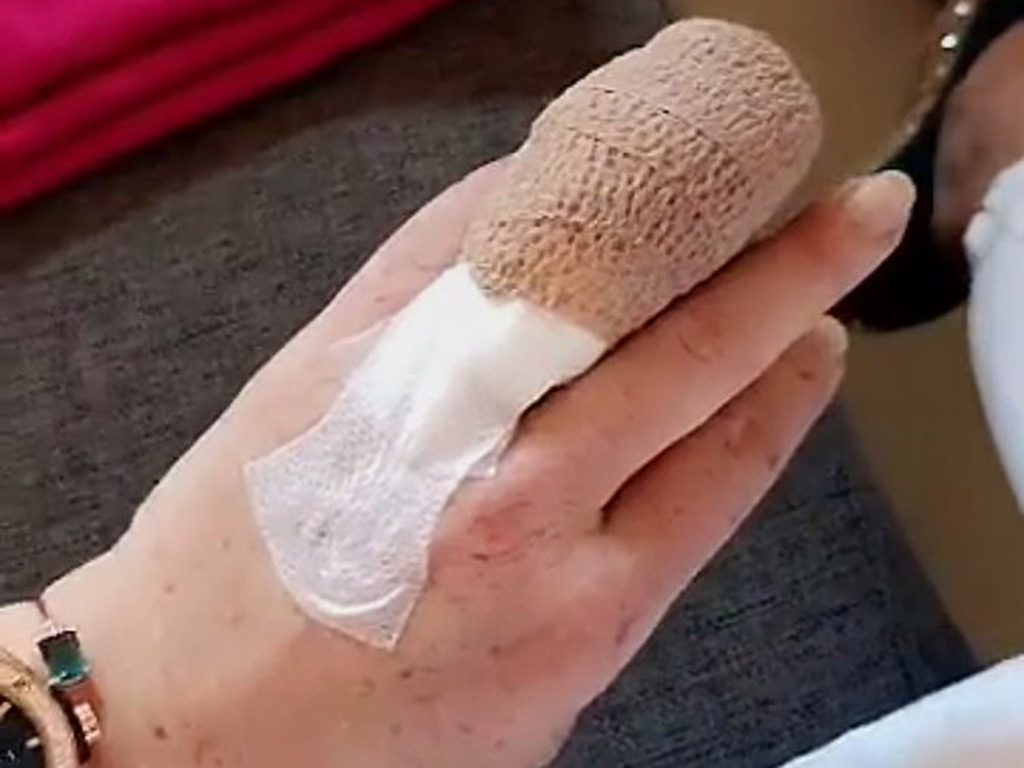 Lindsay Lohan's finger