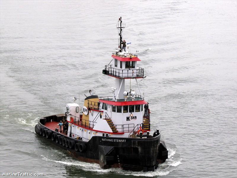 Tug boat and fuel barge run aground near Bella Bella: crew rescued, leak reported - image