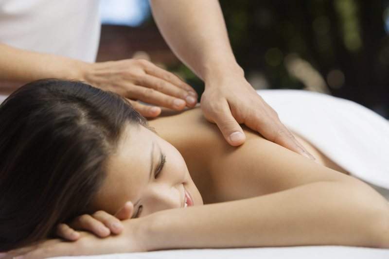  Treat her to an hour of blissful relaxation at the Fairmont. Or a whole day there if you really want to splurge.