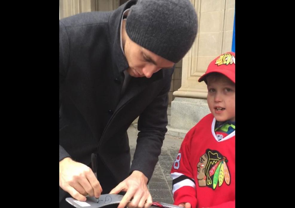 Patrick Kane has moment with girlfriend, son before Rangers debut