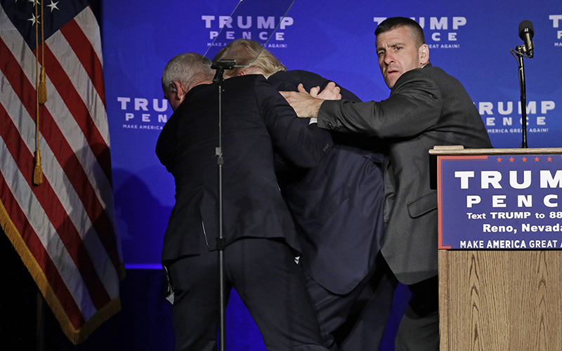 Donald Trump rushed off stage at rally, Hillary Clinton enlists A ...