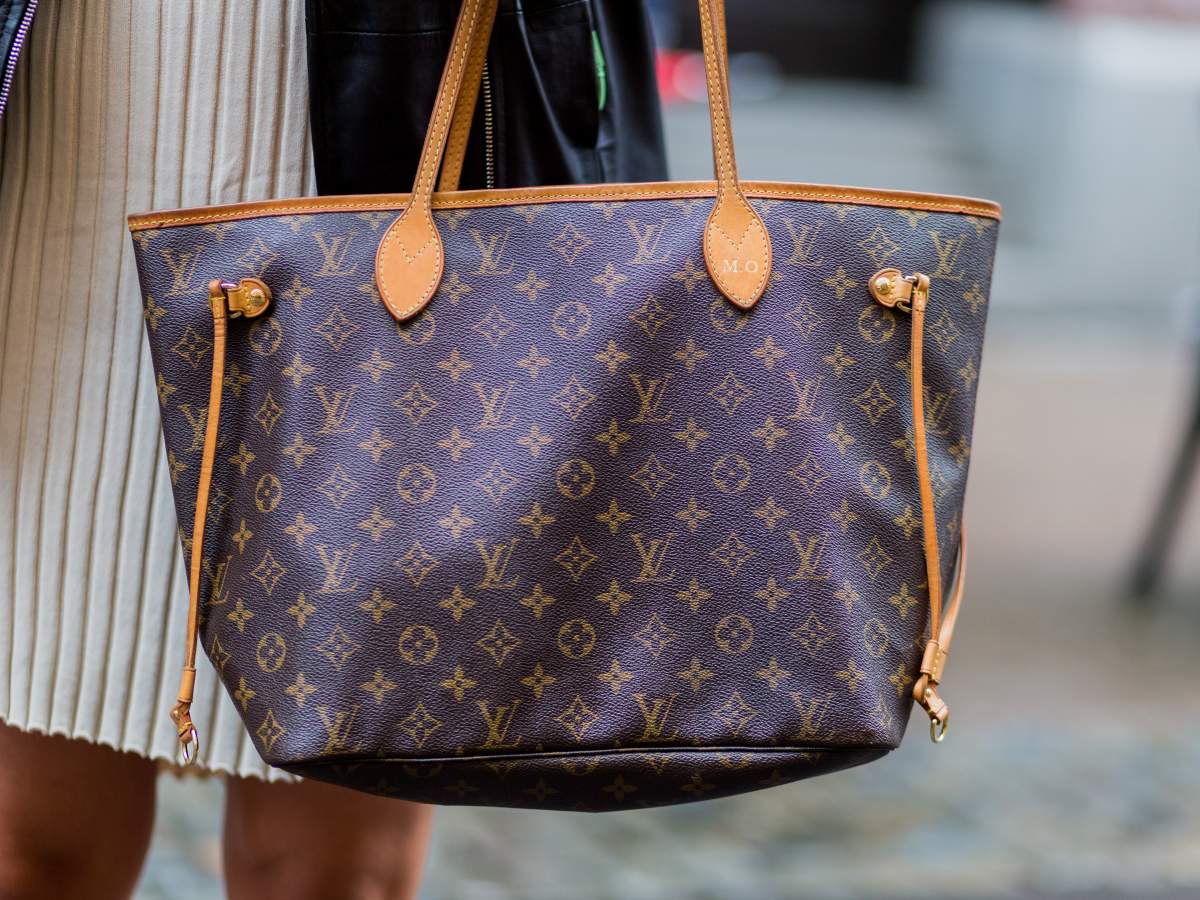 The handbag (not the one pictured here) cost a reported 900 pounds (C$1,500).