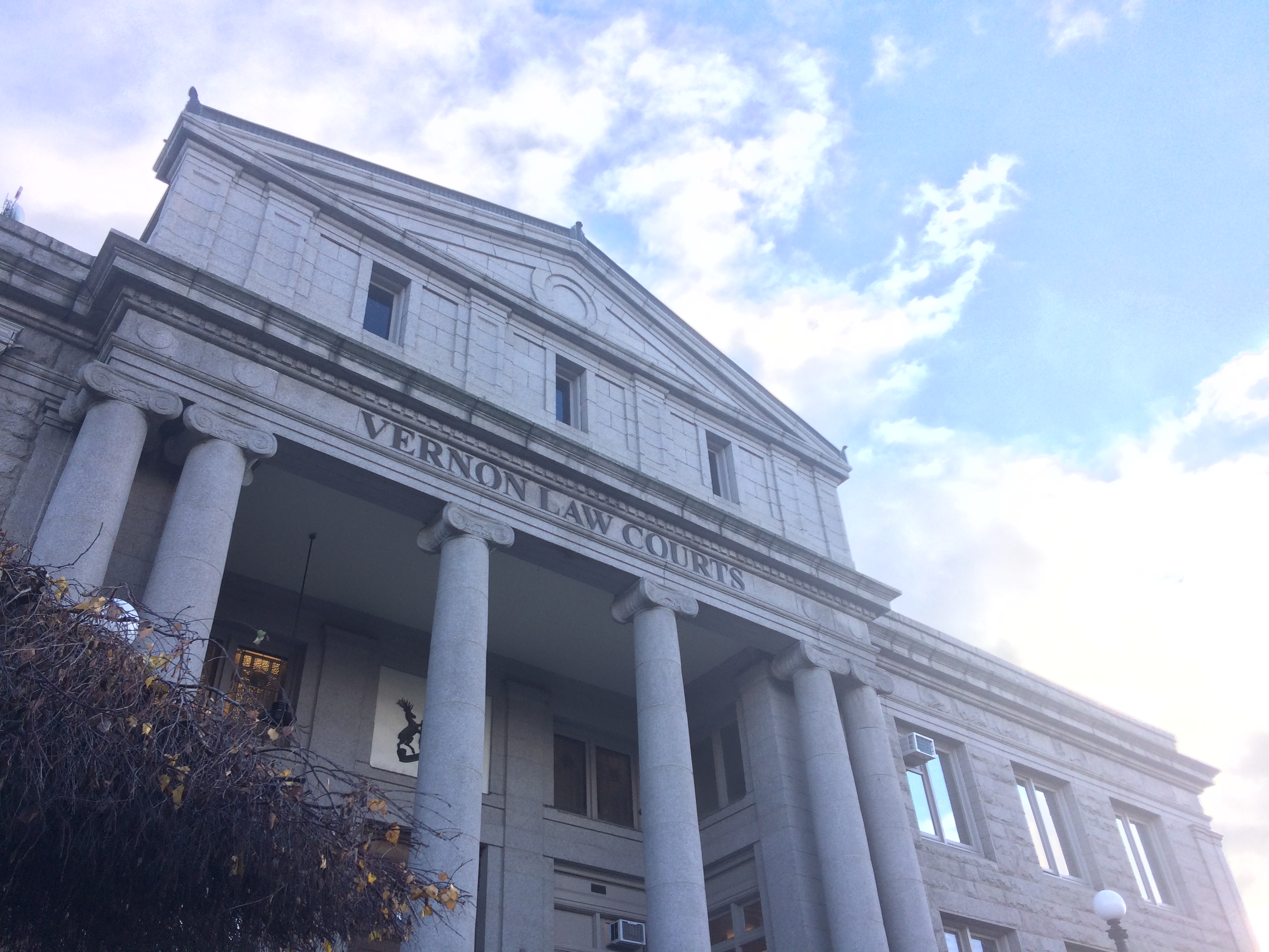 Лекар от Северен Оканаган се призна за виновен в едно