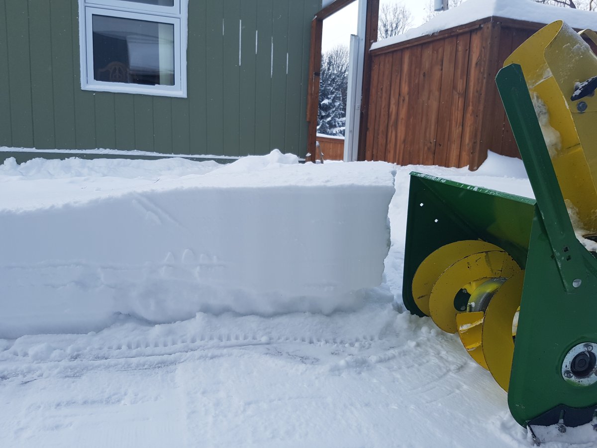 The snow storm in Manitoba brought more than 20 cm of snow to Winnipeg. 