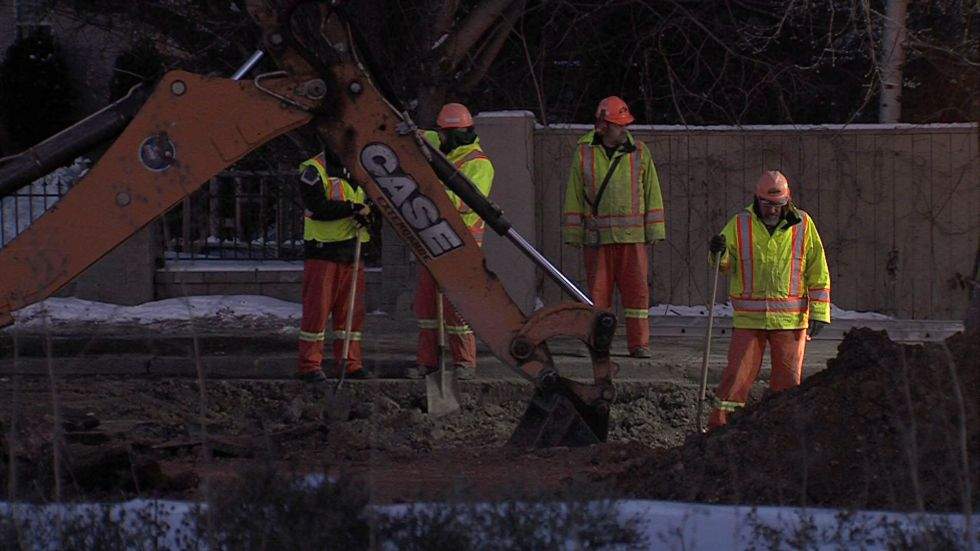 Emergency crews are working to fix a ruptured sewer line in Kamloops.
