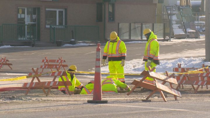 Workers fix Regina's streets in chilly temperatures