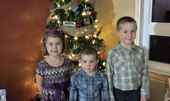 family-christmas-tree-photo