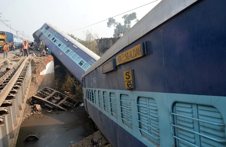 Rescuers and railway officials stand next to derailed coaches of a passenger train near Kanpur in the northern state of Uttar Pradesh, India, December 28, 2016. REUTERS/Stringer