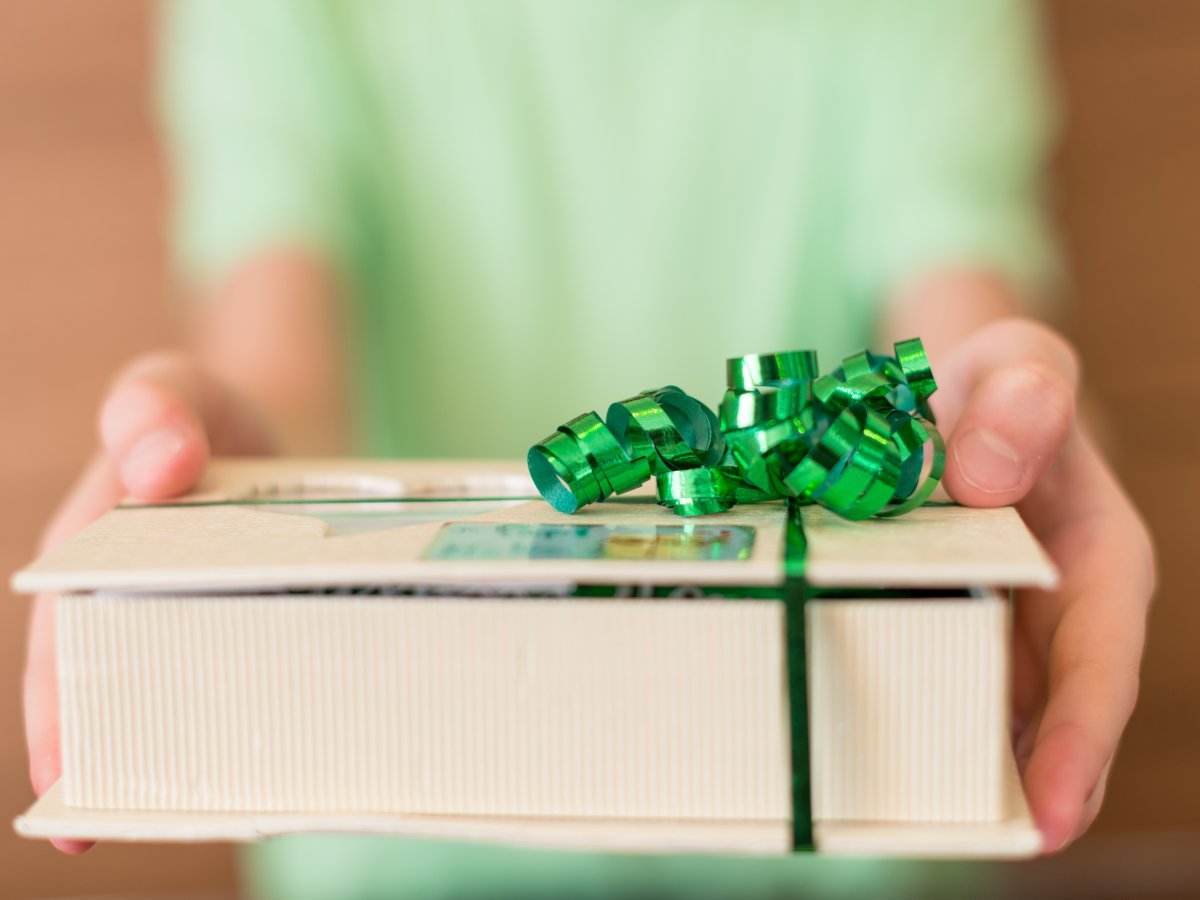 Follow these rules before you re-gift this holiday season. 