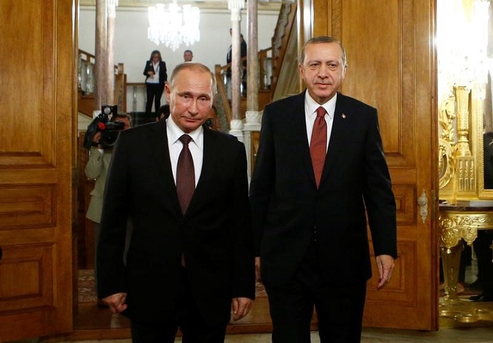Russian President Vladimir Putin and his Turkish counterpart Tayyip Erdogan arrive for a joint news conference following their meeting in Istanbul, Turkey, October 10, 2016. REUTERS/Osman Orsal.