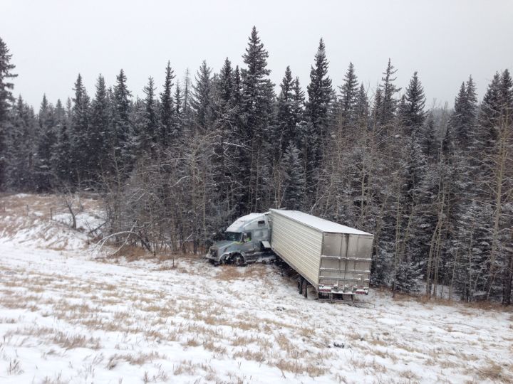 Snowfall warnings in Alberta affecting travel - image