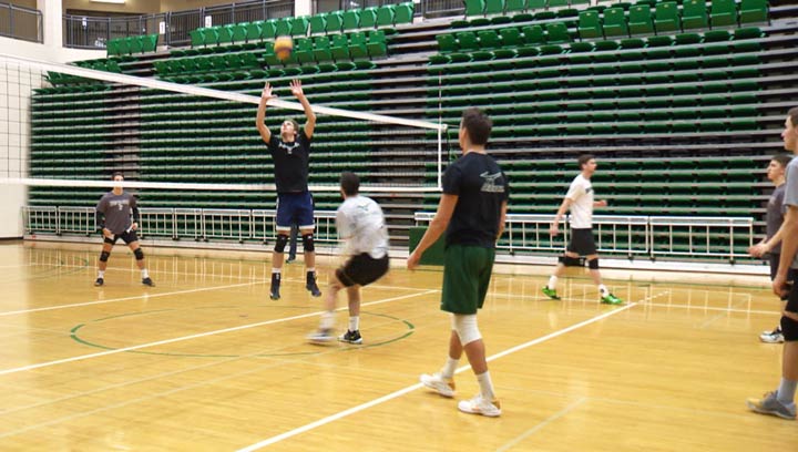 While students cram for exams, the Saskatchewan Huskies men’s volleyball team is also in the gym, testing their skills after the first half of the season that saw them go 6-4.