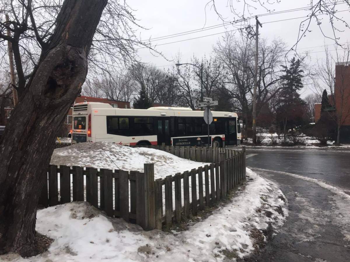 An RTL bus struggles in the freezing rain.