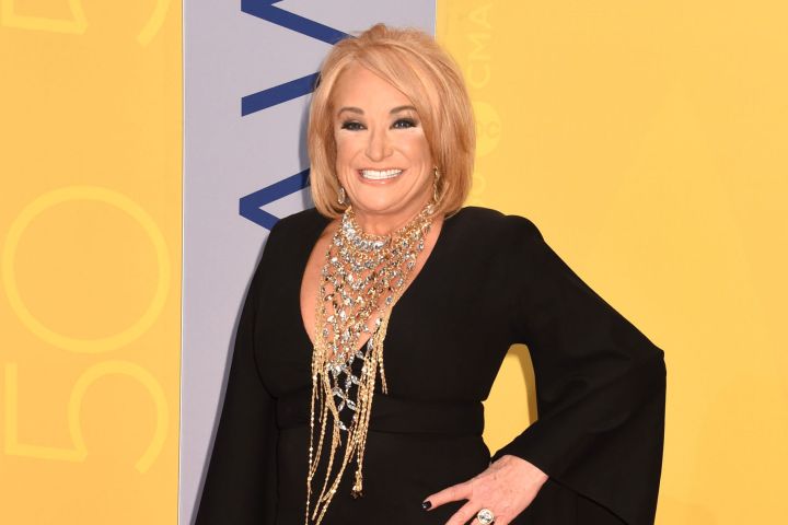 Tanya Tucker hospitalized after falling during tour - image