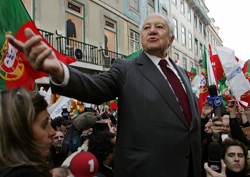 Portugal's former president Mario Soares gives a speech during his electoral campaign on the streets of Lisbon January 19, 2006. 