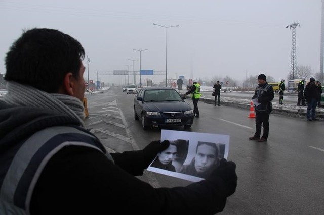 A Turkish police holds pictures of the suspected gunman behind the attack at Reina nightclub in Istanbul, during a security control near the Kapikule border crossing between Turkey and Bulgaria, in Edirne province, January 4, 2017. 