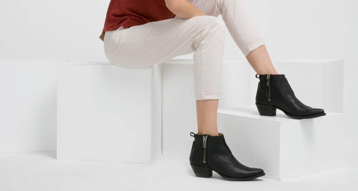 Vancouver-based Shoes.com, including ShoeMe.ca and OnlineShoes.com, has shut down and will likely file for bankruptcy.