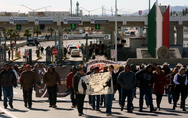 Activists protest against the rise in the price of fuel at the International border in Ciudad Juarez, Chihuahua state, Mexico, on January 20, 2017.