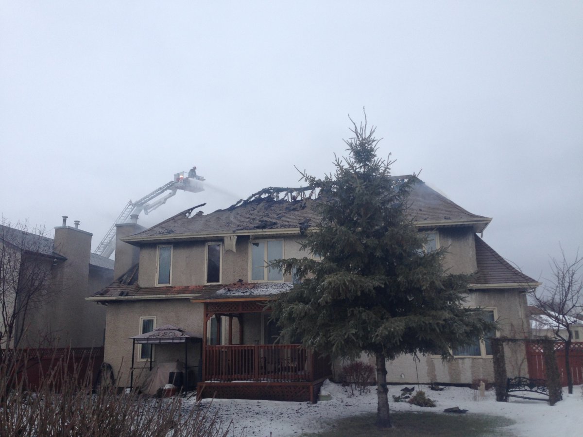 Winnipeg fire crews respond to West Kildonan blaze - image