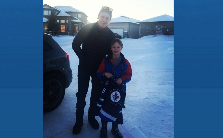 Patrik Laine surprises eight-year-old fan for his birthday, bringing a jersey, a picture and Finnish chocolates. 