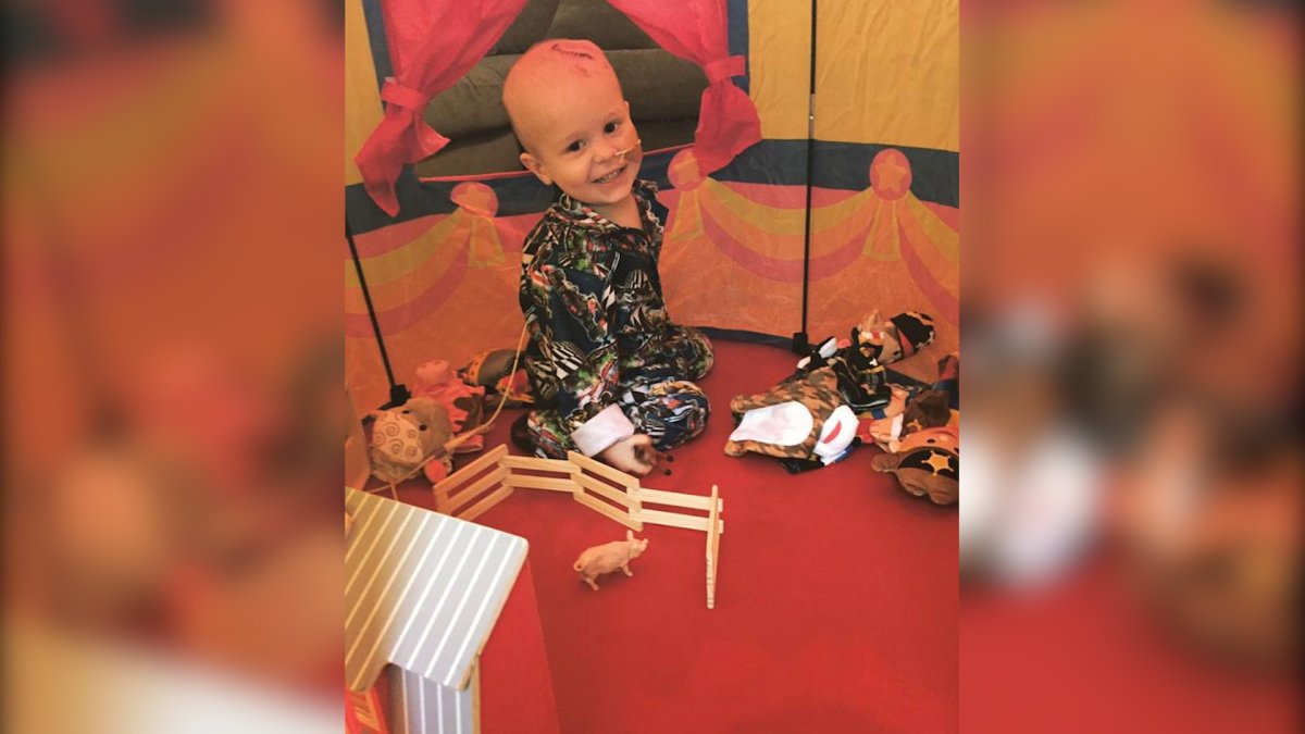 The story behind the powerful photo of newlyweds holding their cancer