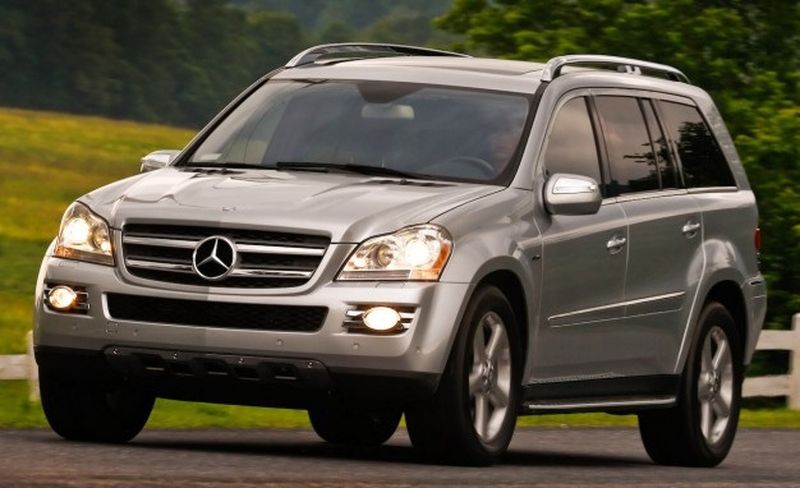 Type of vehicle that fled a collision, a 2007-2009 Mercedes Benz GL series with front-end damage.